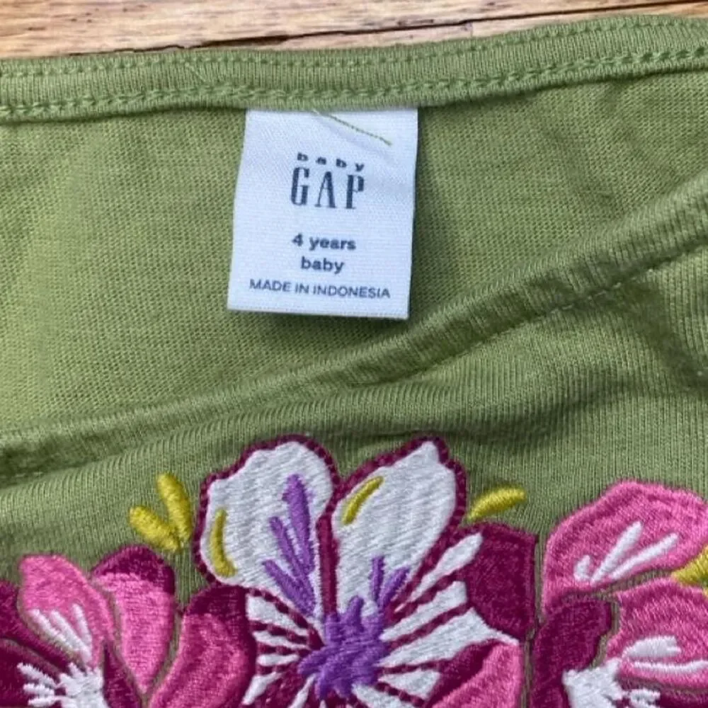 Baby GAP Girls Romper 4T NWOT Sage Green Floral Embroidered Shortalls